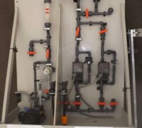 Artikel Nr.: 27011<br><br> 2 x 20 l/h, 1 x 1 m³/h, 3,4 bar gebrauchte Dosieranlage, Chemie- Versorgungssystem, Chemikalien-Dosierstation mit 3 Dosierpumpen auf Gestell montiert<br><br><br><br>