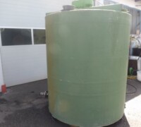 Artikel Nr.: 27515<br><br> 4,5 m³, mixer 50 1/min, 2,2 kW gebrauchter Chargenreaktor aus GFK/Kunststoffbehälter mit Flachboden und Getrieberührwerk /GFK BehälterRührwerksbehälter/Behandlungsbehälter/Speicherbehälter mit Getrieberührwerk<br><br>Westfalia<br><br>