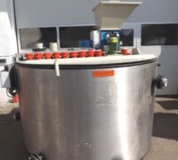 Artikel Nr.: 28025<br><br> 2,5 m³, mixer 0,55 kW, 1400 1/min gebrauchter Stahl gummierter Ansetz- und Dosierbehälter mit Pulverdosierer/ Trockengutdosierer/ Rundbehälter mit Isolierung und 18 Stk. Heizstäben/ Behandlungsbehälter / Speicherbehälter<br><br><br><br>