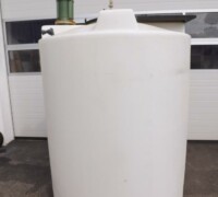 article no.: 28195<br><br> 3 m³ used plastic tank PE with with flat bottom and mixer <br><br><br><br>
