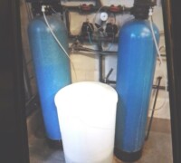 Artikel Nr.: 29045<br><br> 2 x 106 l, 10 bar gebrauchte Wasserenthärtungsanlage mit Ionentauschern und Salzregeneration<br><br><br><br>