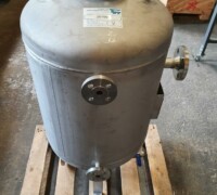 Artikel Nr.: 29799<br><br> 4 bar ; 0,135 m³ unbenutzter Korrosionsbeständiger Edelstahlbehälter mit Titanstabilisierung auf Stahlstützen<br><br>Alkenbrecher & Preuß<br><br>